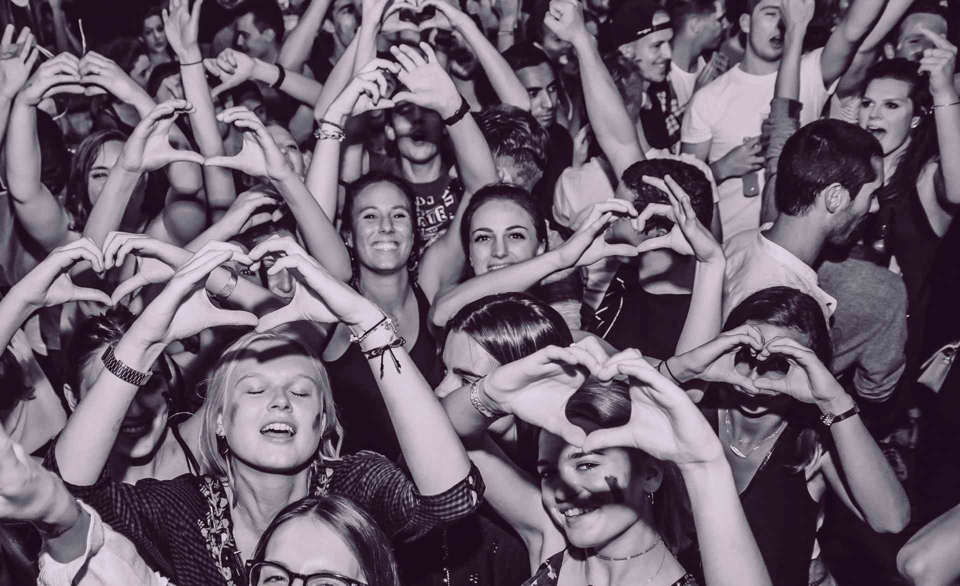 pub crawl paris by mad party crew